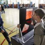 20.02.2017 Busko-Zdrój. "Naukobus" Centrum Nauki „Kopernik” zawitał dzisiaj do Szkoły Podstawowej nr 3. / Jarosław Kubalski / Radio Kielce