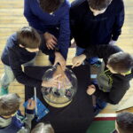 20.02.2017 Busko-Zdrój. "Naukobus" Centrum Nauki „Kopernik” zawitał dzisiaj do Szkoły Podstawowej nr 3. / Jarosław Kubalski / Radio Kielce