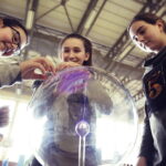 20.02.2017 Busko-Zdrój. "Naukobus" Centrum Nauki „Kopernik” zawitał dzisiaj do Szkoły Podstawowej nr 3. / Jarosław Kubalski / Radio Kielce