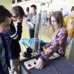 20.02.2017 Busko-Zdrój. "Naukobus" Centrum Nauki „Kopernik” zawitał dzisiaj do Szkoły Podstawowej nr 3. / Jarosław Kubalski / Radio Kielce