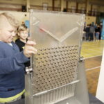 20.02.2017 Busko-Zdrój. "Naukobus" Centrum Nauki „Kopernik” zawitał dzisiaj do Szkoły Podstawowej nr 3. / Jarosław Kubalski / Radio Kielce