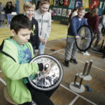 20.02.2017 Busko-Zdrój. "Naukobus" Centrum Nauki „Kopernik” zawitał dzisiaj do Szkoły Podstawowej nr 3. / Jarosław Kubalski / Radio Kielce