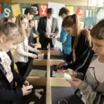 20.02.2017 Busko-Zdrój. "Naukobus" Centrum Nauki „Kopernik” zawitał dzisiaj do Szkoły Podstawowej nr 3. / Jarosław Kubalski / Radio Kielce