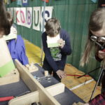 20.02.2017 Busko-Zdrój. "Naukobus" Centrum Nauki „Kopernik” zawitał dzisiaj do Szkoły Podstawowej nr 3. / Jarosław Kubalski / Radio Kielce