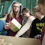 20.02.2017 Busko-Zdrój. "Naukobus" Centrum Nauki „Kopernik” zawitał dzisiaj do Szkoły Podstawowej nr 3. / Jarosław Kubalski / Radio Kielce