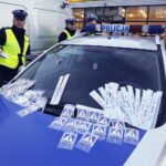 01.02.2017 Kielce. Akcja policji "Noś odblaski bądź widoczny". Policjanci rozdają odblaski przy ulicy Czarnowskiej. / Jarosław Kubalski / Radio Kielce