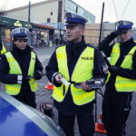 01.02.2017 Kielce. Akcja policji "Noś odblaski bądź widoczny". Policjanci rozdają odblaski przy ulicy Czarnowskiej. / Jarosław Kubalski / Radio Kielce