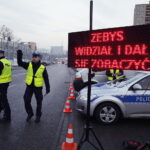 01.02.2017 Kielce. Akcja policji "Noś odblaski bądź widoczny". Policjanci rozdają odblaski przy ulicy Czarnowskiej. / Jarosław Kubalski / Radio Kielce