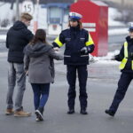 01.02.2017 Kielce. Akcja policji "Noś odblaski bądź widoczny". Policjanci rozdają odblaski przy ulicy Czarnowskiej. / Jarosław Kubalski / Radio Kielce