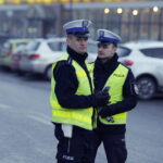 01.02.2017 Kielce. Akcja policji "Noś odblaski bądź widoczny". Policjanci rozdają odblaski przy ulicy Czarnowskiej. / Jarosław Kubalski / Radio Kielce