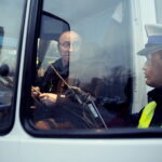 01.02.2017 Kielce. Akcja policji "Noś odblaski bądź widoczny". Policjanci rozdają odblaski przy ulicy Czarnowskiej. / Jarosław Kubalski / Radio Kielce