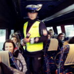 01.02.2017 Kielce. Akcja policji "Noś odblaski bądź widoczny". Policjanci rozdają odblaski przy ulicy Czarnowskiej. / Jarosław Kubalski / Radio Kielce