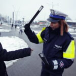 01.02.2017 Kielce. Akcja policji "Noś odblaski bądź widoczny". Policjanci rozdają odblaski przy ulicy Czarnowskiej. / Jarosław Kubalski / Radio Kielce