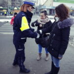 01.02.2017 Kielce. Akcja policji "Noś odblaski bądź widoczny". Policjanci rozdają odblaski przy ulicy Czarnowskiej. / Jarosław Kubalski / Radio Kielce