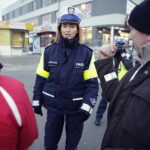 01.02.2017 Kielce. Akcja policji "Noś odblaski bądź widoczny". Policjanci rozdają odblaski przy ulicy Czarnowskiej. / Jarosław Kubalski / Radio Kielce