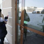 01.02.2017 Kielce. Blok przy ulicy Daszyńskiego w którym doszło do tragedii. W jednym z mieszkań znaleziono zwłoki dwojga dzieci i ranna kobietę. / Jarosław Kubalski / Radio Kielce