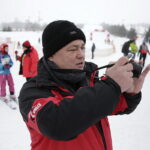 04.02.2017 Krajno. Zawody narciarskie o Puchar Radia Kielce. Grzegorz Jamka portretuje uczestników na tle radiowej ścianki. / Jarosław Kubalski / Radio Kielce