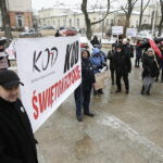 05.02.2017 Kielce. manifestacja KOD przed pomnikiem Sienkiewicza. / Jarosław Kubalski / Radio Kielce