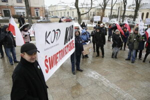 05.02.2017 Kielce. manifestacja KOD przed pomnikiem Sienkiewicza. / Jarosław Kubalski / Radio Kielce