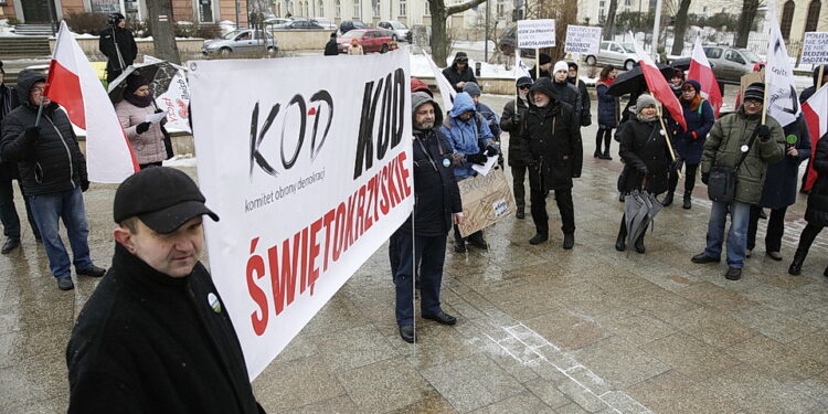 05.02.2017 Kielce. manifestacja KOD przed pomnikiem Sienkiewicza. / Jarosław Kubalski / Radio Kielce