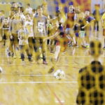 07.02.2017 Kielce. Dzieci i młodzież ze świetlic środowiskowych trenują w Hali Legionów pod okiem trenerów Korony w ramach akcji "Super trenerzy dla super młodzieży". / Jarosław Kubalski / Radio Kielce