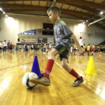 07.02.2017 Kielce. Dzieci i młodzież ze świetlic środowiskowych trenują w Hali Legionów pod okiem trenerów Korony w ramach akcji "Super trenerzy dla super młodzieży". / Jarosław Kubalski / Radio Kielce