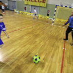 07.02.2017 Kielce. Dzieci i młodzież ze świetlic środowiskowych trenują w Hali Legionów pod okiem trenerów Korony w ramach akcji "Super trenerzy dla super młodzieży". / Jarosław Kubalski / Radio Kielce