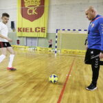 07.02.2017 Kielce. Dzieci i młodzież ze świetlic środowiskowych trenują w Hali Legionów pod okiem trenerów Korony w ramach akcji "Super trenerzy dla super młodzieży". / Jarosław Kubalski / Radio Kielce