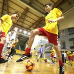 07.02.2017 Kielce. Dzieci i młodzież ze świetlic środowiskowych trenują w Hali Legionów pod okiem trenerów Korony w ramach akcji "Super trenerzy dla super młodzieży". / Jarosław Kubalski / Radio Kielce