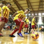 07.02.2017 Kielce. Dzieci i młodzież ze świetlic środowiskowych trenują w Hali Legionów pod okiem trenerów Korony w ramach akcji "Super trenerzy dla super młodzieży". / Jarosław Kubalski / Radio Kielce