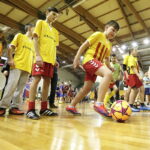 07.02.2017 Kielce. Dzieci i młodzież ze świetlic środowiskowych trenują w Hali Legionów pod okiem trenerów Korony w ramach akcji "Super trenerzy dla super młodzieży". / Jarosław Kubalski / Radio Kielce