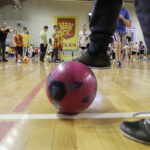 07.02.2017 Kielce. Dzieci i młodzież ze świetlic środowiskowych trenują w Hali Legionów pod okiem trenerów Korony w ramach akcji "Super trenerzy dla super młodzieży". / Jarosław Kubalski / Radio Kielce