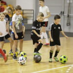 07.02.2017 Kielce. Dzieci i młodzież ze świetlic środowiskowych trenują w Hali Legionów pod okiem trenerów Korony w ramach akcji "Super trenerzy dla super młodzieży". / Jarosław Kubalski / Radio Kielce