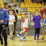 07.02.2017 Kielce. Dzieci i młodzież ze świetlic środowiskowych trenują w Hali Legionów pod okiem trenerów Korony w ramach akcji "Super trenerzy dla super młodzieży". / Jarosław Kubalski / Radio Kielce