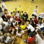 07.02.2017 Kielce. Dzieci i młodzież ze świetlic środowiskowych trenują w Hali Legionów pod okiem trenerów Korony w ramach akcji "Super trenerzy dla super młodzieży". / Jarosław Kubalski / Radio Kielce