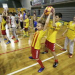 07.02.2017 Kielce. Dzieci i młodzież ze świetlic środowiskowych trenują w Hali Legionów pod okiem trenerów Korony w ramach akcji "Super trenerzy dla super młodzieży". / Jarosław Kubalski / Radio Kielce