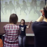 10.02.2017 Kielce. Wolontariusze z Regionalnego Centrum Wolontariatu tańczą przeciwko przemocy wobec kobiet. / Jarosław Kubalski / Radio Kielce