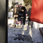 10.02.2017 Kielce. Rocznica masowych deportacji ludności polskiej w głąb ZSRR - uroczystość przed Pomnikiem Sybiraków i Pomnikiem Katyńskim. / Jarosław Kubalski / Radio Kielce
