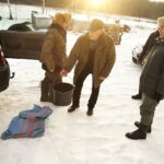 11.02.2017 Łosienek. Myśliwi dokarmiają zwierzęta w lesie / Jarosław Kubalski / Radio Kielce