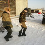 11.02.2017 Łosienek. Myśliwi dokarmiają zwierzęta w lesie / Jarosław Kubalski / Radio Kielce