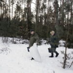 11.02.2017 Łosienek. Myśliwi dokarmiają zwierzęta w lesie / Jarosław Kubalski / Radio Kielce