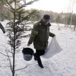 11.02.2017 Łosienek. Myśliwi dokarmiają zwierzęta w lesie / Jarosław Kubalski / Radio Kielce