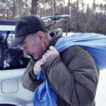 11.02.2017 Łosienek. Myśliwi dokarmiają zwierzęta w lesie / Jarosław Kubalski / Radio Kielce