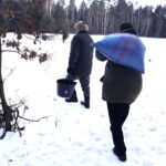 11.02.2017 Łosienek. Myśliwi dokarmiają zwierzęta w lesie / Jarosław Kubalski / Radio Kielce