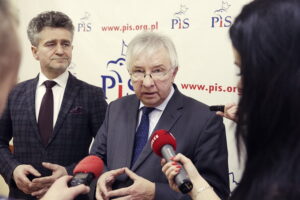 13.02.2017 Kielce. Senator Krzysztof Słoń i poseł Krzysztof Lipiec podczas konferencji prasowej / Jarosław Kubalski / Radio Kielce