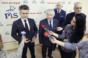 13.02.2017 Kielce. Senator Krzysztof Słoń, poseł Krzysztof Lipiec i Marcin Perz, Prezes Zarzadu SSE Starachowicep podczas konferencji prasowej / Jarosław Kubalski / Radio Kielce