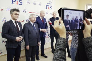 13.02.2017 Kielce. Senator Krzysztof Słoń, poseł Krzysztof Lipiec i Marcin Perz, Prezes Zarzadu SSE Starachowicep podczas konferencji prasowej / Jarosław Kubalski / Radio Kielce