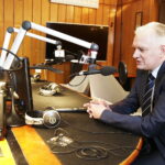 17.02.2017 Kielce. Minister Nauki i Szkolnictwa Wyższego Jarosław Gowin w studiu Radia Kielce. / Jarosław Kubalski / Radio Kielce