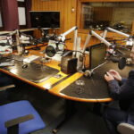 17.02.2017 Kielce. Minister Nauki i Szkolnictwa Wyższego Jarosław Gowin w studiu Radia Kielce. / Jarosław Kubalski / Radio Kielce