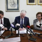 17.02.2017 Kielce. Minister Nauki i Szkolnictwa Wyższego Jarosław Gowin podpisał umowę z UJK na dofinansowanie budowy Centrum Komunikacji Medialnej. / Jarosław Kubalski / Radio Kielce